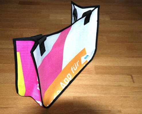 Upcycling Tasche aus wiederverwertetem Netzvinyl-Material der Stadtwerke Münster, die als Shopping Tasche genutzt werden kann.