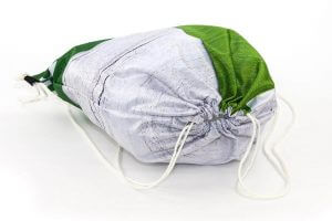Recycling Tasche: Eine Messe-Stoff eignet sich sehr gut für einen Turnbeutel