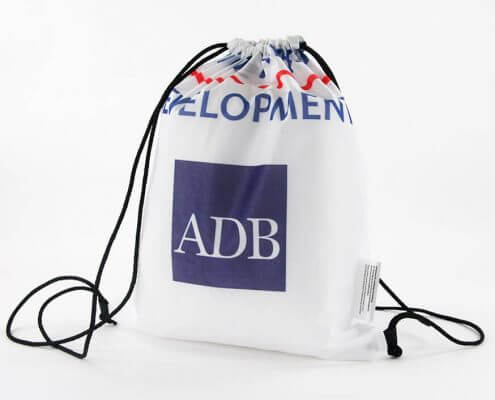 Eine Backdrop wird zum Turnbeutel als Recycling Tasche wiederverwertet.