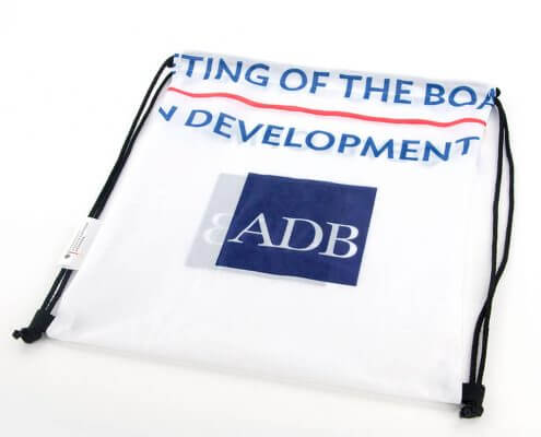 Eine Messewand wird zum Turnbeutel als Recycling Tasche wiederverwertet.