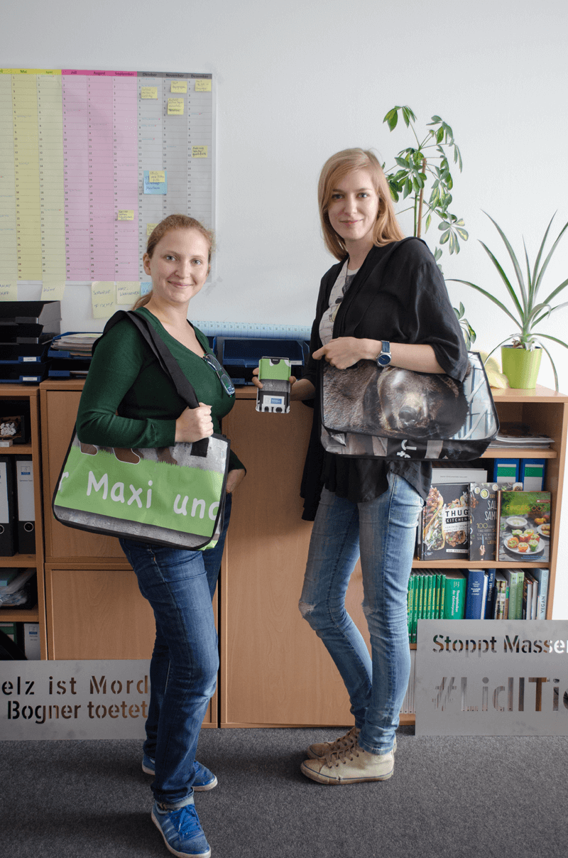 Das Team vom deutschen Tierschutzbüro und ihre Recycling-Taschen