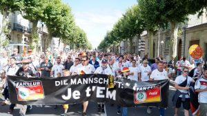 DFB - Der Fan Club Nationalmannschft trägt den Banner zum Stadium