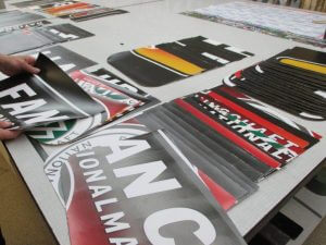 Sortieren der einzelen Teile für die Recycling Tasche aus Banner für den DFB - Der Fan Club Nationalmannschaft