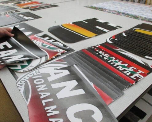 Sortieren der einzelen Teile für die Recycling Tasche aus Banner für den DFB - Der Fan Club Nationalmannschaft