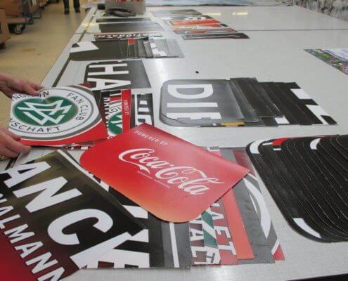 Sortieren der einzelen Teile für die Upcycling Tasche aus Banner für den DFB - Der Fan Club Nationalmannschaft