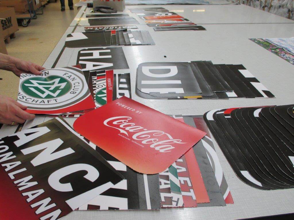 Sortieren der einzelen Teile für die Upcycling Tasche aus Banner für den DFB - Der Fan Club Nationalmannschaft