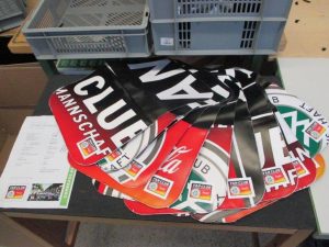 Aus der Plane des DFB - Der Fan Club Nationalmannschafts werden durch Upcycling tolle Taschen gefertigt