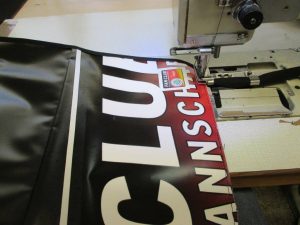 Die Recycling Messager Bags, die aus dem Banner des DFB - Der Fan Club Nationalmannschafts wiederverwertet wurden