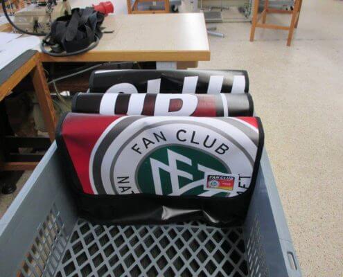 Die Upcycling Messager Bags, die aus dem Banner des DFB - Der Fan Club Nationalmannschafts wiederverwertet wurden