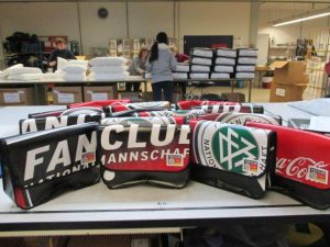 Die Recycling Taschen die aus dem Banner des DFB - Der Fan Club Nationalmannschafts genäht wurden
