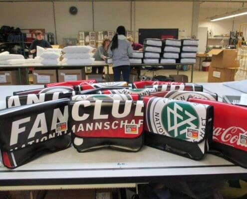 Die Recycling Taschen die aus dem Banner des DFB - Der Fan Club Nationalmannschafts genäht wurden