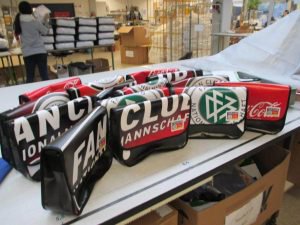Die Taschen die aus dem Banner des DFB - Der Fan Club Nationalmannschfts genäht wurden
