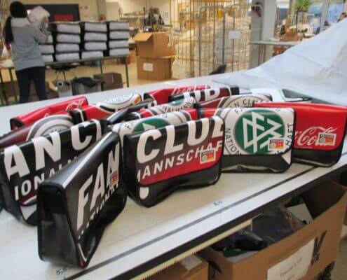 Die Taschen die aus dem Banner des DFB - Der Fan Club Nationalmannschfts genäht wurden