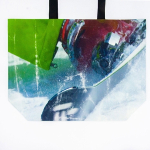 Nach Reinigung eines Stoffbanners für Recycling