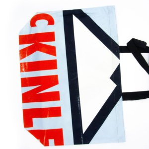 Nach Reinigung eines Stoffbanners für Recycling
