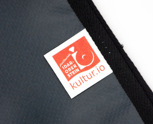 Logo-Fähnchen an Pressemappe