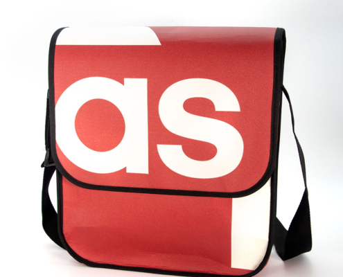 Ein PVC Banner wird zur Recycling Tasche