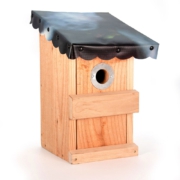 Nisthilfe für Vögel mit recyceltem PVC Banner als Dach