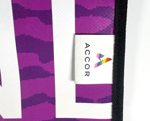 Eine Laptop-Hülle lässt sich auf Recycling-Material wie PVC-Banner oder Mesh sehr gut nähen
