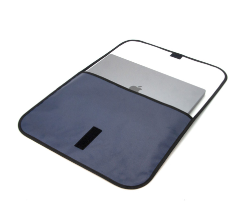 Eine Laptop-Hülle lässt sich auf Recycling-Material wie PVC-Banner oder Mesh sehr gut nähen