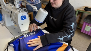 Ein Fahrrad Trikot von EnBW wird zu Schlampermäppchen und Turnbeutel bzw. Gymbags recycelt