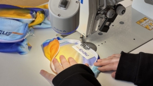 Ein Fahrrad Trikot von EnBW wird zu Schlampermäppchen und Turnbeutel bzw. Gymbags recycelt
