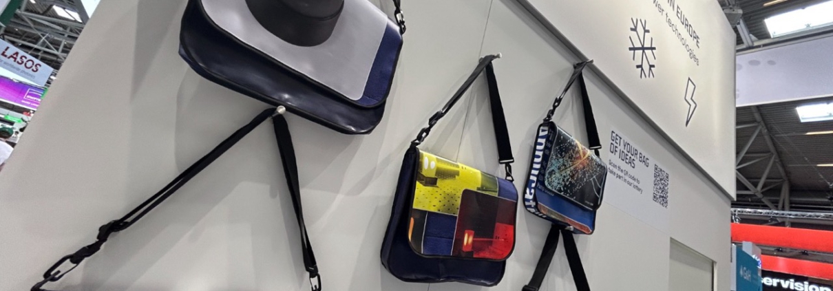Taschen aus recycelten Messewänden