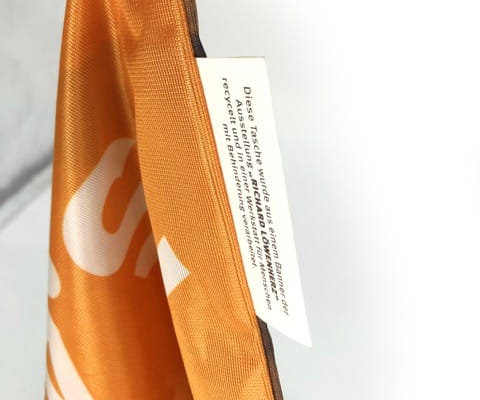 Logo-Fähnchen, Anbringung bei Tasche #3