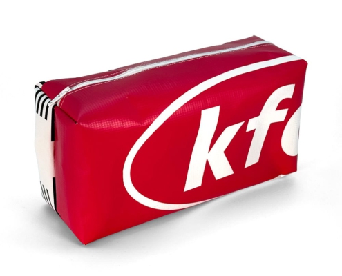 Seitenansicht einer roten Kulturtasche aus Werbebanner mit eingenähtem Etikett
