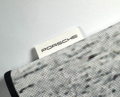 Detailabbildung eines Logo Fähnchen an der Tasche X