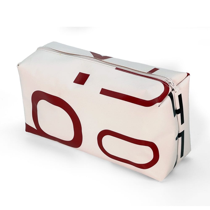 Schlampermäppchen_IMG_9234 Rückseite einer weißen Kulturtasche aus Werbebanner mit roten Schriftfragmenten
