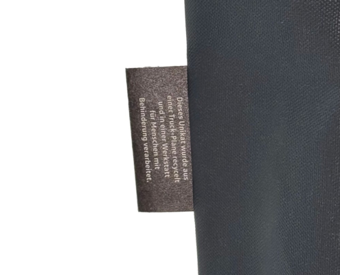 Die Tasche X aus Mesh Banner erhält ein Label mit Text