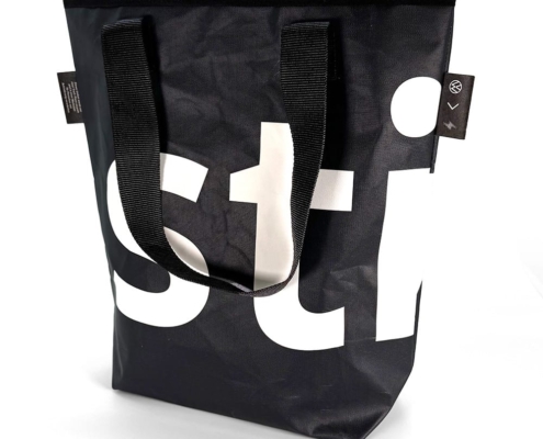 Aus einer Messewand von Volkswagen mit einer Einkaufstasche Tasche, X und Label.