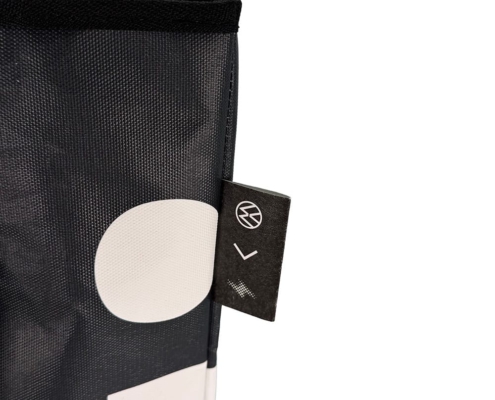 Die Tasche X aus Mesh Banner erhält ein Label mit VW-Logo