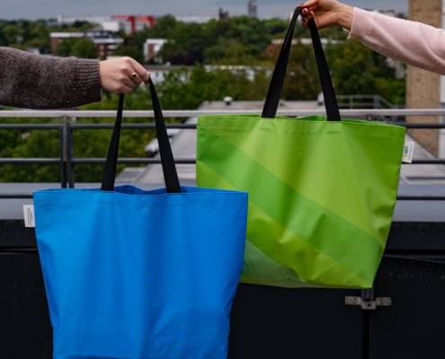 Blauer und grüner Shopper aus NXP-Messebannern mit schwarzen Tragegurten