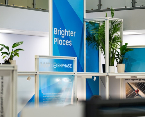 Blaues NXP-Messebanner mit dem Schriftzug „Brighter Places“ am Messestand